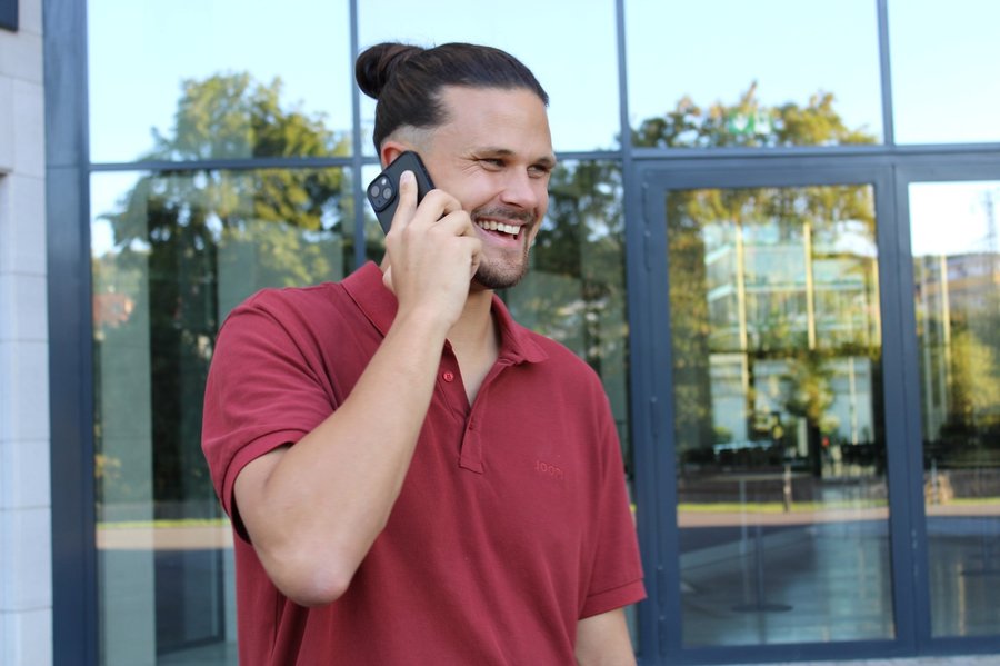 Cedric Hartmann telefoniert